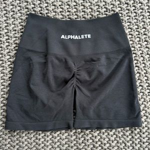 AMPLIFY SHORT 4.5"
Women's Seamless Scrunch Short
Black  L